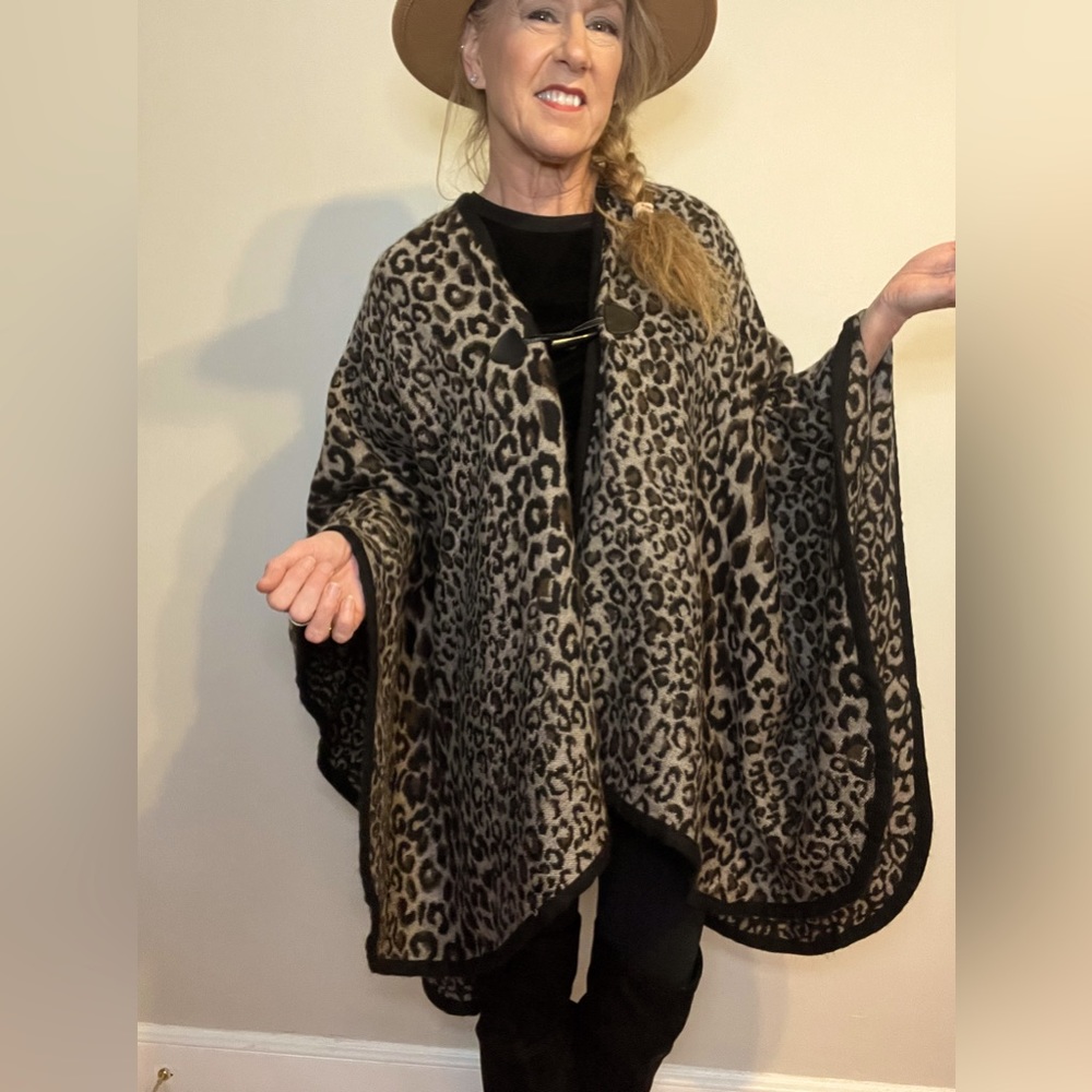 STEVE MADDEN CHEETAH PRINT PONCHO/CAPE